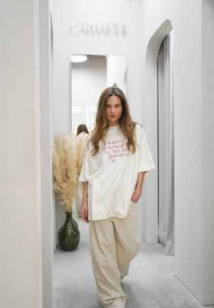 Футболка mega oversize unisex с розовым принтом "Вибачте..." молочная